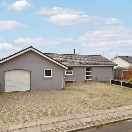 3 Bedroom Cozy In Ferienhaus